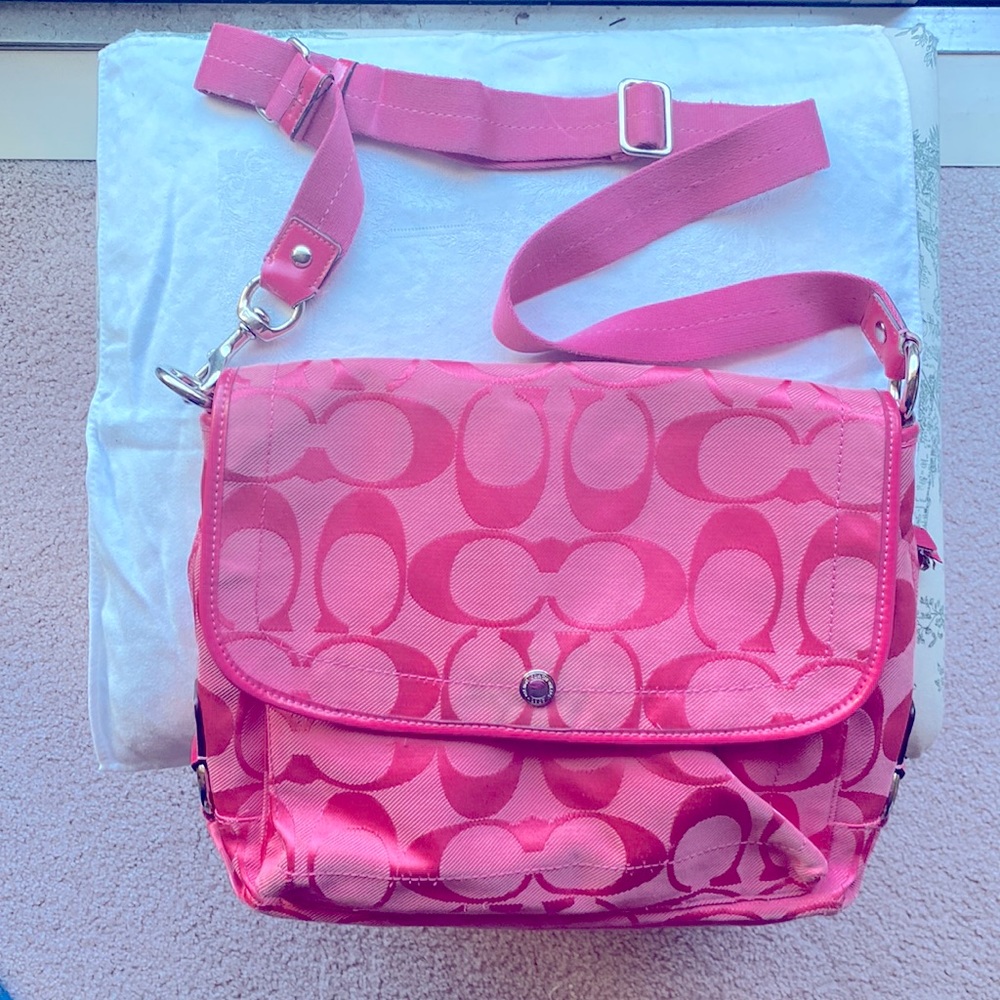 Coach, cross body, large size and in beautiful pink, messenger handbag.
